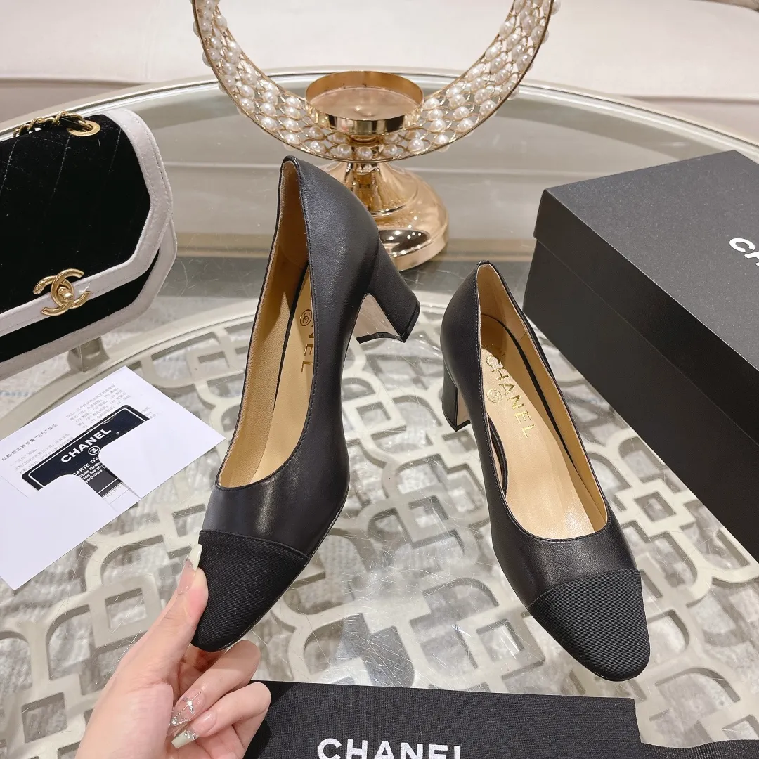👟👟Ex-factory price 440👟👟 Chanel - Spring and summer classic color-blocked thick heel single shoes ⚠ Fashionable catwalk style ❤ Mixed splicing colors, empty toe style on the inside, 2.5cm thick heel with small logo embellishment, a fashionable interpretation! How to match the series to look good! Original customized wood-colored genuine leather outsole, imported sheepskin surface, goatskin lining for feet... 34-40 regular size (41.42.43 custom-made, non-returnable) 🎁Latest full set of packaging at the counter